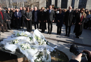 Mbahen homazhe te pllaka përkujtimore në nderim të Arben Xheladinit dhe Mon Balaj