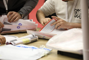 Pamje nga QNR ne Prishtine, salla 1 tetori, zgjedhjet 2025 (Foto: Driton Paçarada)