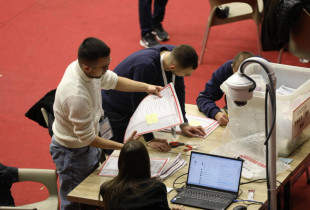 Numerimi i votave ne QNR 1 tetori Prishtine, zgjedhjet 2025 (Foto: Driton Paçarada)