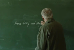 Skenë nga filmi “Mua besoj më shpëtoi portreti”, me skenar dhe regji të Alban Mujës, që do të jepet premierë botërore në ditën e katërt të “Berlinales”, të dielën, prej orës 18:30