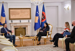 Kreshnik Radoniqi dhe Vjosa Osmani