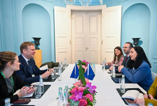 Vjosa Osmani dhe Peter Sorensen