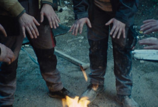 Skenë nga filmi dokumentar “Krahët e punëtorëve”