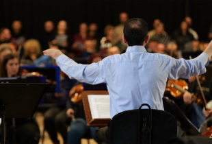 Filharmonia e Kosovës në prova për koncertin e 17-vjetorit të Pavarësisë së Kosovës që do të mbahet të hënën në Sallën e Kuqe