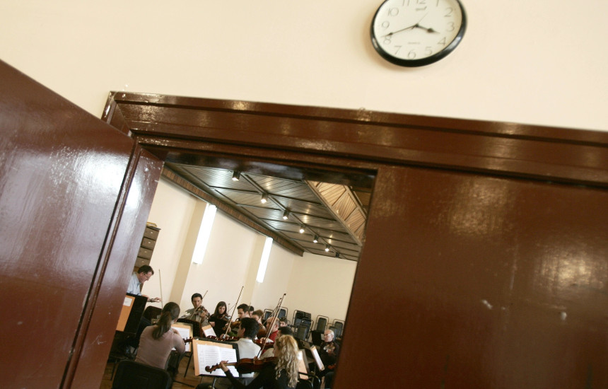 Provat e FIlharmonisë së Kosovës për koncertin e 17 shkurtit të vitit 2008 (Foto: Reuters)