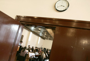 Provat e FIlharmonisë së Kosovës për koncertin e 17 shkurtit të vitit 2008 (Foto: Reuters)