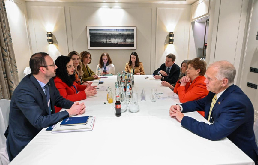 Presidentja Vjosa Osmani është takuar të dielën me delegacionin e senatorëve amerikanë në Mynih, në margjinat e Konferencës së Sigurisë