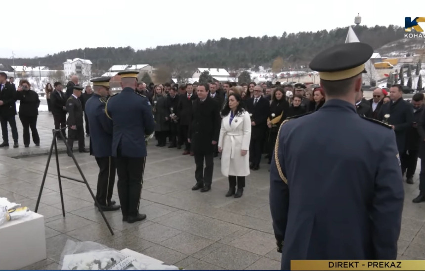 Presidentja Vjosa Osmani e kryeministri Albin Kurti me homazhe në Prekaz