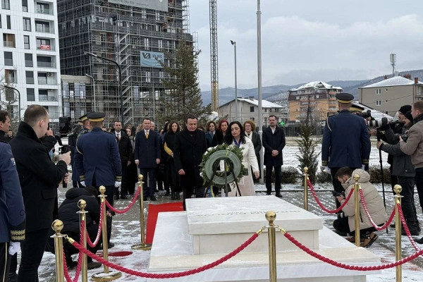 Vjosa Osmani e Albin Kurti