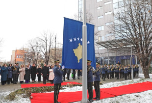 Albin Kurti - Vjosa Osmani - liderët para flamurit të Kosovës