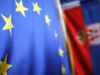 Flamujt e BE-së dhe Serbisë