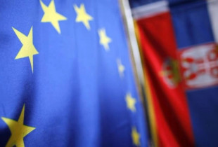 Flamujt e BE-së dhe Serbisë