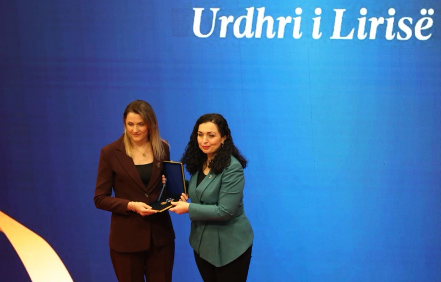 Besarta Jashari duke pranuar dekoratën nga presidentja Vjosa Osmani