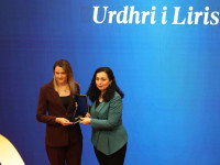 Besarta Jashari duke pranuar dekoratën nga presidentja Vjosa Osmani