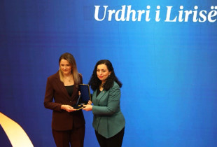 Besarta Jashari duke pranuar dekoratën nga presidentja Vjosa Osmani