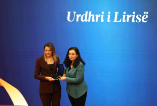 Besarta Jashari pranon titullin me të cilin u dekorua Shaban Jashari