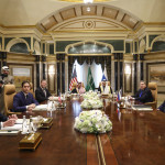 Pala amerikane (majtas), ministri i Jashtëm arab (në mes) dhe pala ruse (djathtas).