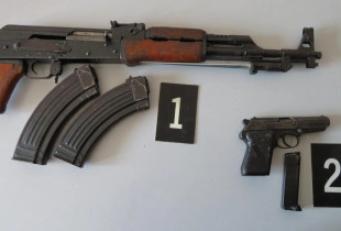 I sekuestrohen dy armë në shtëpi, arrestohet