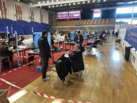 Grupeve të numërimit të votave iu vendosin shirita shkaku i diskutimeve