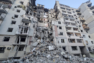 Ndertesa ne Kherson e goditur nga sulmet ruse