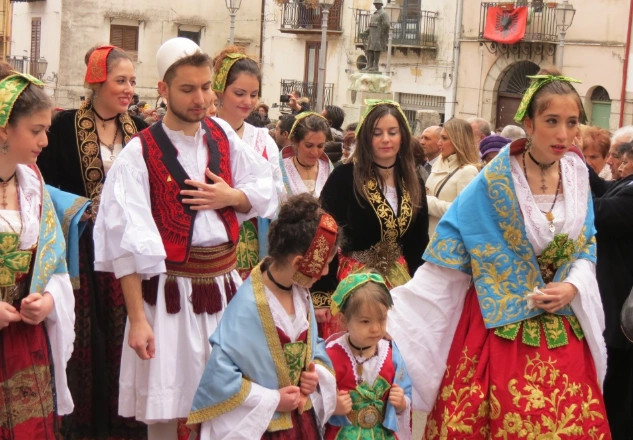 Ka kohë që alarmohet për rrezikimin e arbërishtes në Kalabri, se ka pak folës të saj prej brezit të ri e prej një hulumtimi të kryer dy vjet më parë ishte nxjerrë konkluzioni se gjuha arbëreshe është në kufijtë e mbijetesës