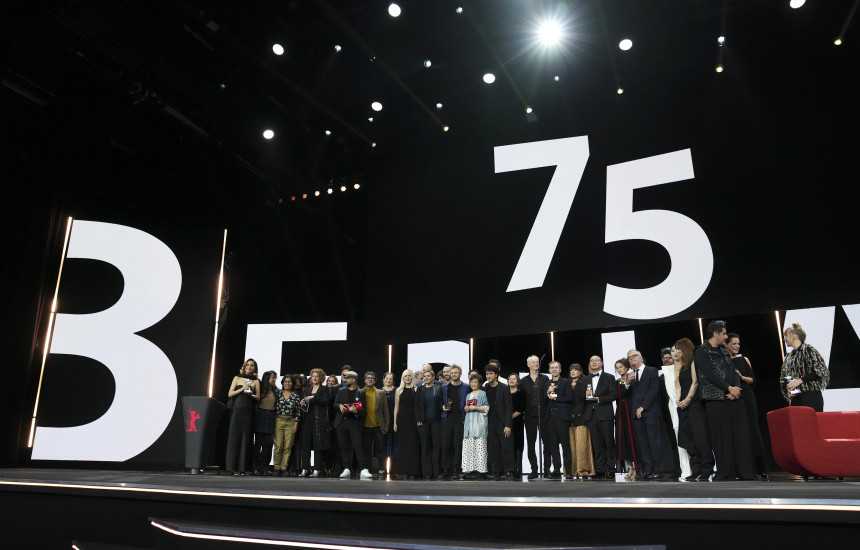 Fituesit dhe anëtarët e Jurisë në ceremoninë e ndarjes së çmimeve të edicionit të 75-të të “Berlinales” (Foto: Associated Press)