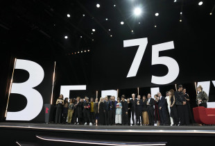 Fituesit dhe anëtarët e Jurisë në ceremoninë e ndarjes së çmimeve të edicionit të 75-të të “Berlinales” (Foto: Associated Press)