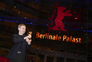 Regjisori Dag Johan Haugerud me trofeun e “Ariun e Artë” në edicionin e 75-të të Festivalit të Filmit në Berlin, “Berlinale”