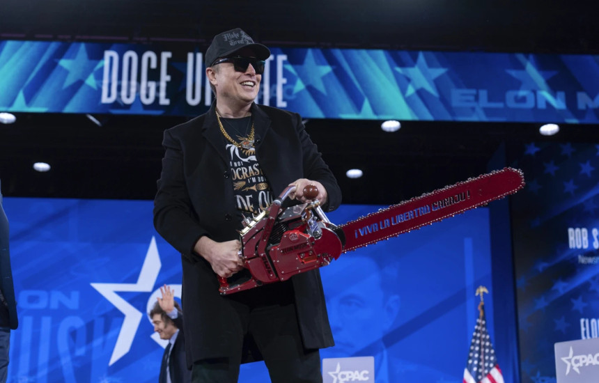 Elon Musk me sharr në dorë