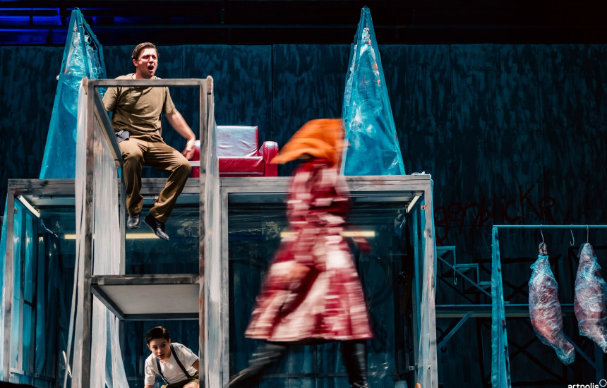 Skenë nga shfaqja “Vojçeku” me tekst të Georg Büchner nën regji të Zana Hoxhës, dhënë premierë të premten mbrëma në teatrin “Hadi Shehu” në Gjakovë (Foto: Rilind Beqa)