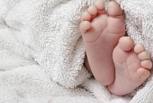 Një foshnjë vdes në gjumë në Skenderaj, Policia nis hetimet