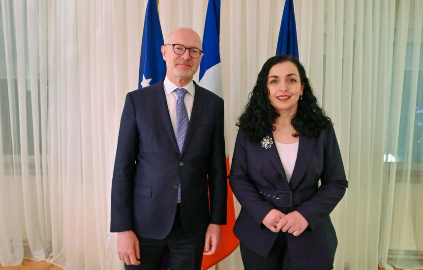 Presidentja Vjosa Osmani dhe ambasadori i Francës në Kosovë, Olivier Guerot.
