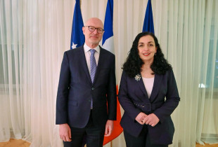 Presidentja Vjosa Osmani dhe ambasadori i Francës në Kosovë, Olivier Guerot.