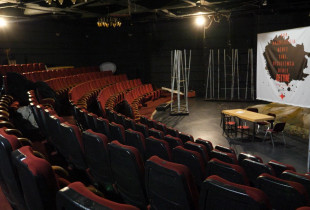 Teatri Kombëtar i Kosovës, në bllokadë e larg publikut në ditën e 101-të