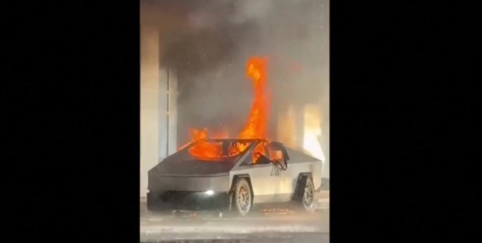 Tesla Cybertruck ne zjarr