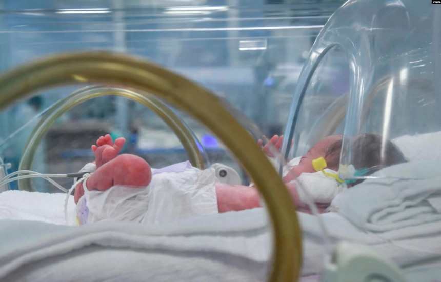 Foshnjë në ditët e para të jetës, e lindur në një spital në Shkup