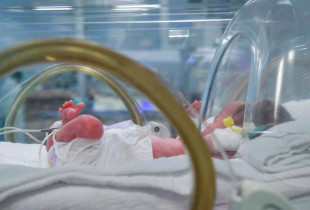 Foshnjë në ditët e para të jetës, e lindur në një spital në Shkup