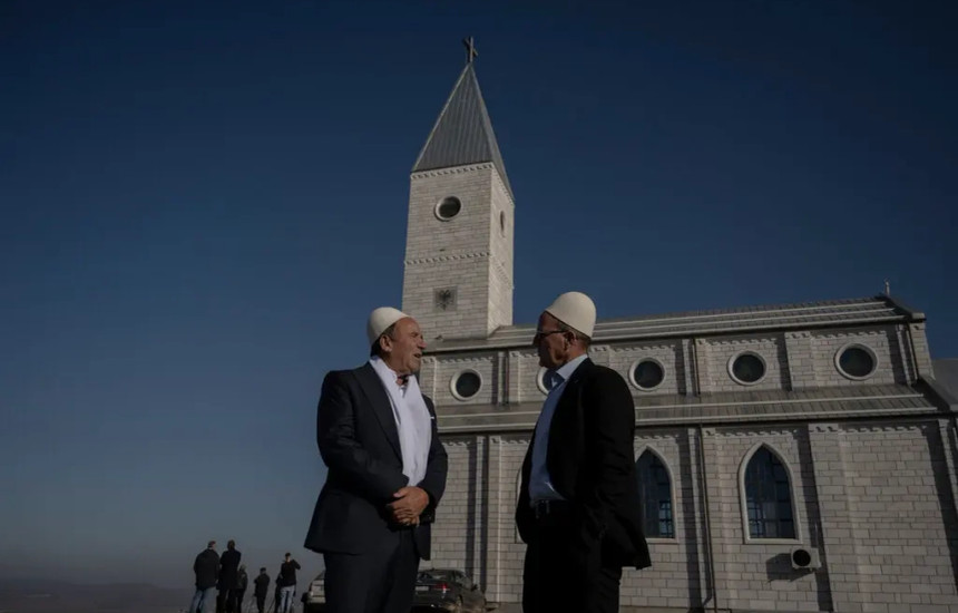 Dy burra duke biseduar para një kishe në fshatin Llapushnik, ku u zhvillua një ceremoni konvertimi në nëntor