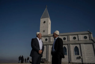 Dy burra duke biseduar para një kishe në fshatin Llapushnik, ku u zhvillua një ceremoni konvertimi në nëntor
