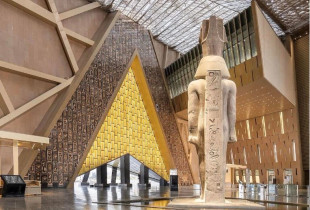 Statuja masive është në kontrast me një atrium të hijshëm dhe të shtrirë që i kushton pasuri të konsiderueshme hapësirës së komunitetit dhe një përzierje opsionesh të shitjes me pakicë dhe ngrënies që inkurajon vizitorët të qëndrojnë