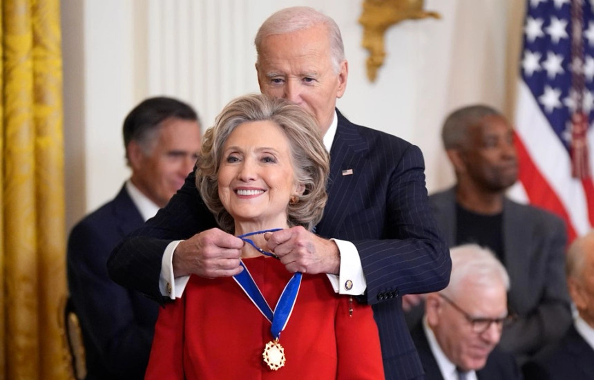 Hillay Clinton duke pranuar medaljen nga Joe Biden