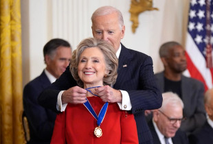 Hillay Clinton duke pranuar medaljen nga Joe Biden