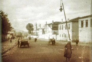 Fotografi e një rruge kryesore në Korçë më 1917