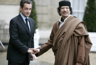 Nicolas Sarkozy dhe Muammar Gaddafi në vitin 2007