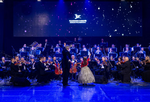 Orkestra e Filharmonisë së Kosovës në koncertin festiv të dhjetorit 2024 (Foto: Arben Llapashtica)