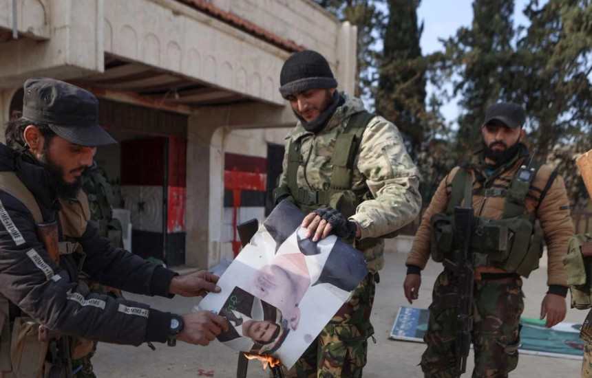 Luftëtarët e HTS-së duke djegur fotografinë e Bashar al-Assadit. Zarabah, 29 nëntor 2024.