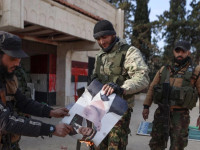 Luftëtarët e HTS-së duke djegur fotografinë e Bashar al-Assadit. Zarabah, 29 nëntor 2024.