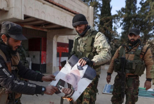 Luftëtarët e HTS-së duke djegur fotografinë e Bashar al-Assadit. Zarabah, 29 nëntor 2024.