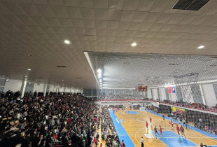 Palestra në Gjakovë e stërmbushur, festojnë kuqezinjtë