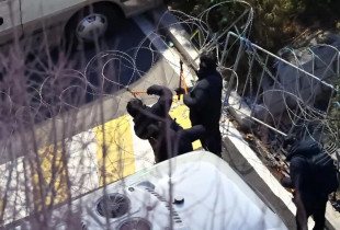 Oficerët u përballën me temperaturat e ulëta dhe prenë telat me gjemba për ta arrestuar presidentin jugkorean